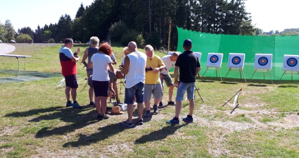 Die Mustklundern beim Bogenschießen 